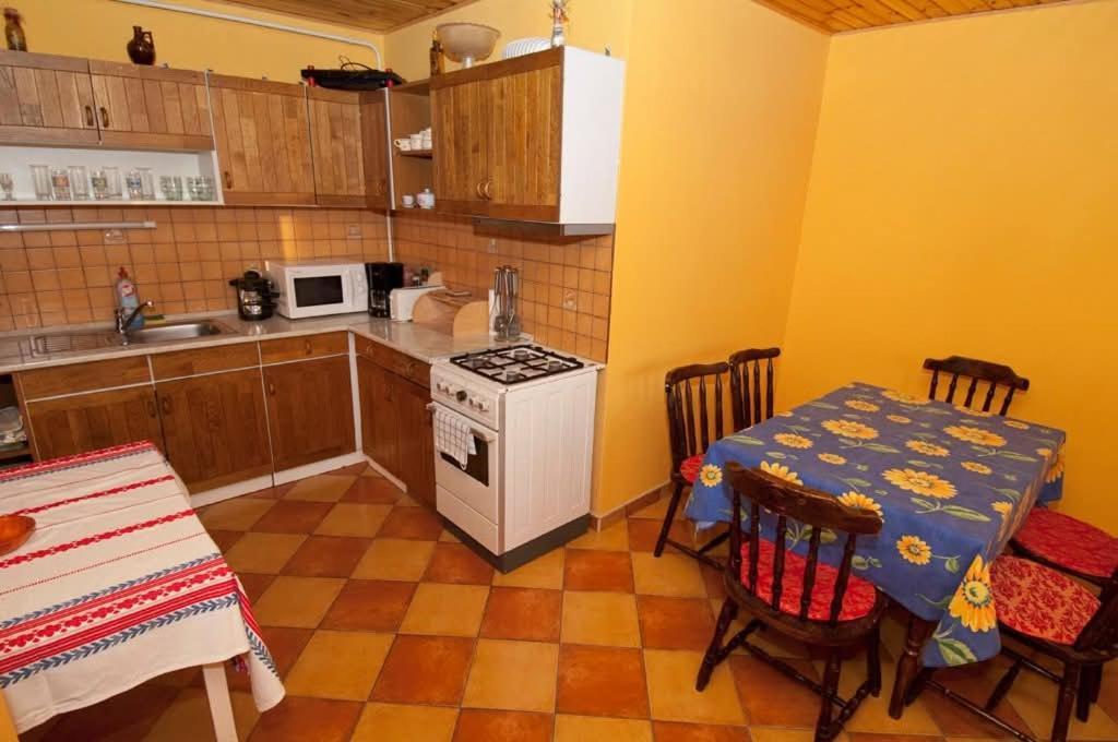 Sas-Feszek Vendeghaz Apartment Demjén Exterior photo